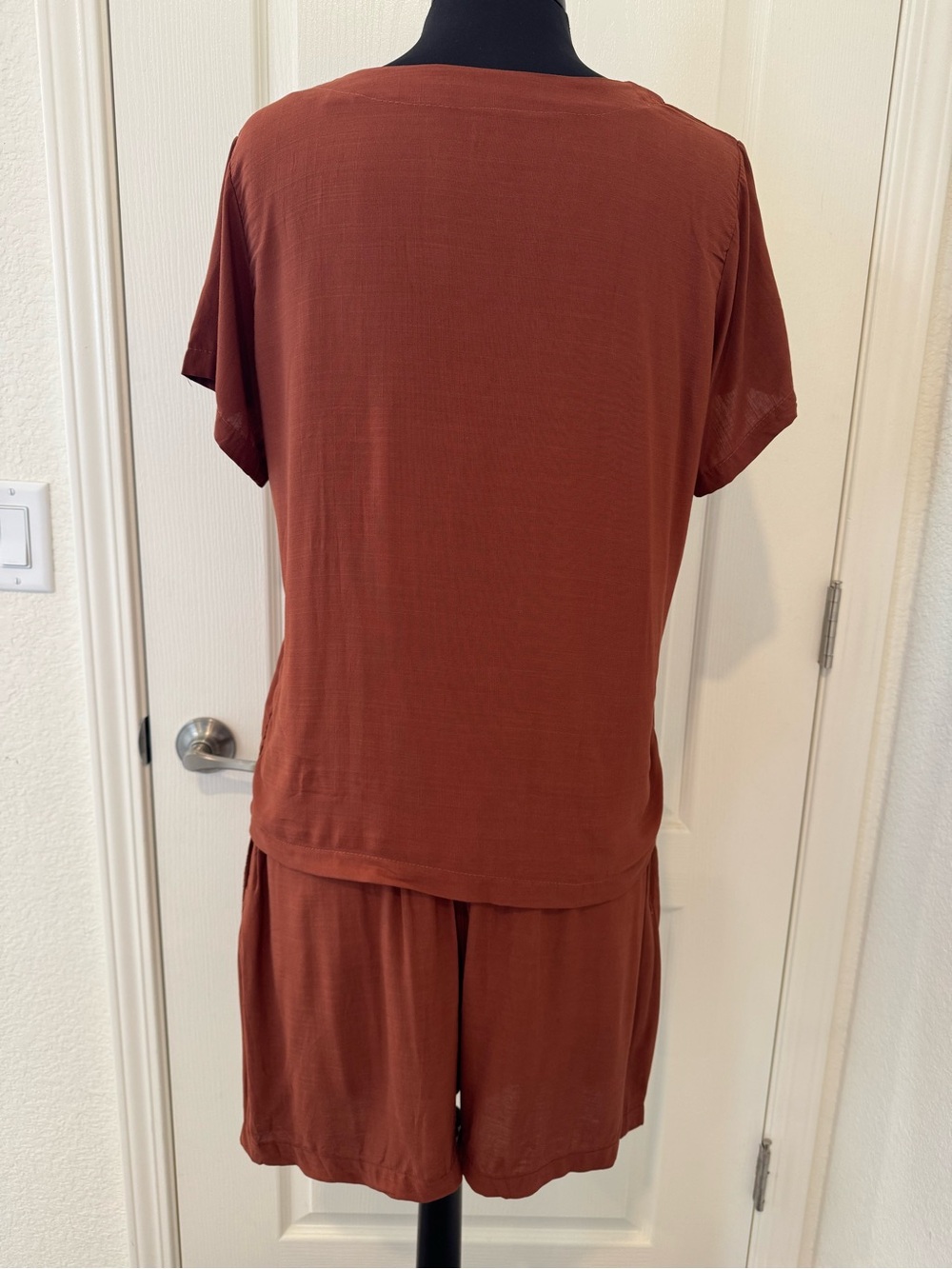 Rust V-Neck Top and Drawstring Shorts Set - Picture 4 of 6